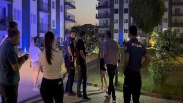Evde D&uuml;şerek Yaralandığı İddia Edilen Adamın Eşi Bı&ccedil;akladı