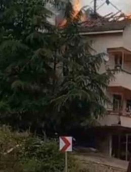 Evinin yandığını gördü, kalbi dayanmadı