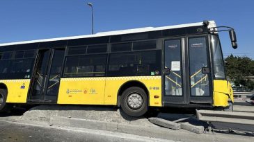 Fatih'te İETT Otob&uuml;s&uuml; &Ccedil;elik Bariyerlerde Asılı Kaldı