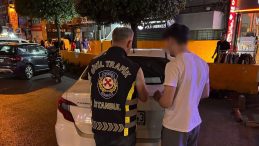 Fatih&rsquo;te akrobatik hareketler yapan motorlu g&ouml;zaltına alındı