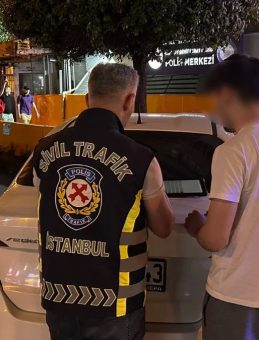 Fatih’te akrobatik hareketler yapan motorlu gözaltına alındı