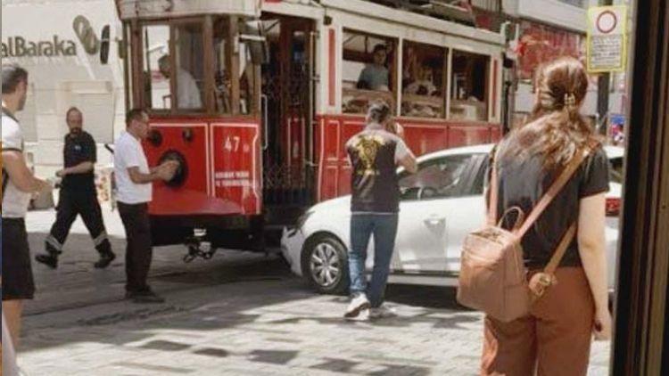 Frene Değil Gaza Bastı, Tramvaya Çarptı