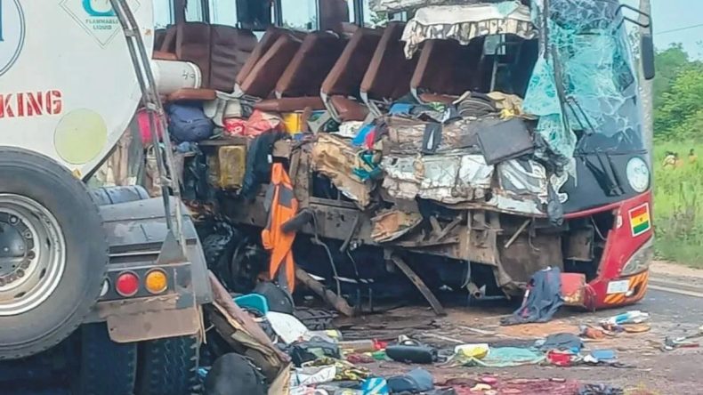 Gana’da Otobüs ve Tanker Çarpıştı: 15 Kişi Hayatını Kaybetti