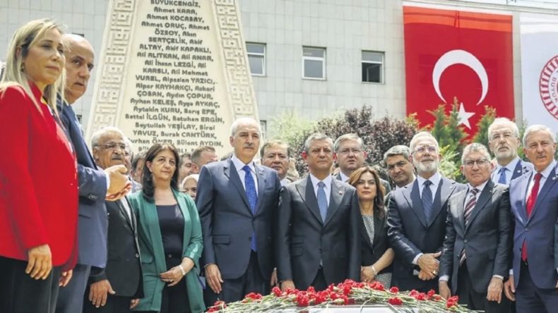 Gazi Meclis’teki Anıta Karanfil Bıraktılar
