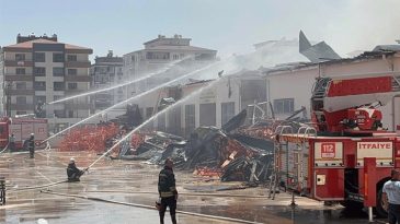 Gaziantep'te Meslek Lisesinde Yangın: Ekipler &Ccedil;atıyı Yıktı