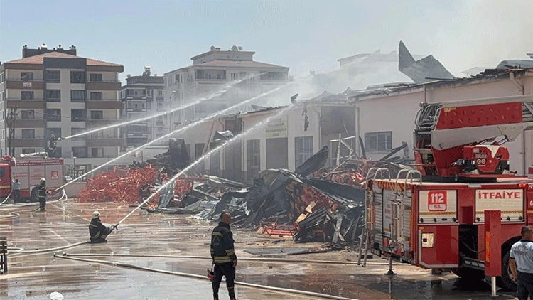 Gaziantep'te Meslek Lisesinde Yangın: Ekipler Çatıyı Yıktı