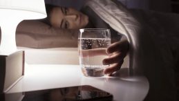 Gece Susuzluğu B&ouml;brek Sağlığını Tehdit Ediyor! Uzmanlardan &Ouml;nemli Uyarı: Yatak Odasında Su Bulundurmayı İhmal Etmeyin!