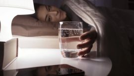 Gece Susuzluğu Böbrek Sağlığını Tehdit Ediyor! Uzmanlardan Önemli Uyarı: Yatak Odasında Su Bulundurmayı İhmal Etmeyin!