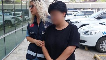 Gen&ccedil; Kız, Sevgilisinden Ayrılmasını İsteyen Annesini Bı&ccedil;akladı