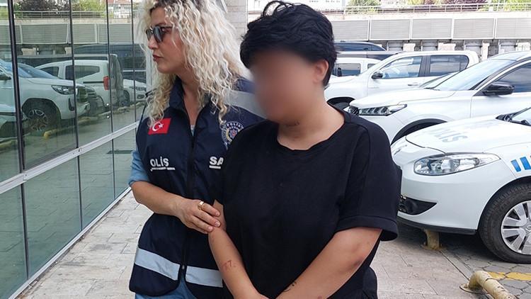 Genç Kız, Sevgilisinden Ayrılmasını İsteyen Annesini Bıçakladı