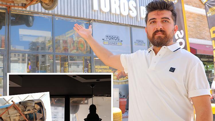 Görenler şaşkına dönüyor | Depremde yarısı enkaz altında kalmıştı: Kalan yarısını çıkarıp iş yerinin girişine astı