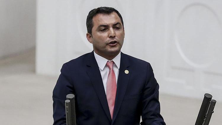 Görevden Uzaklaştırılan Kara'dan Açıklama: CHP'liliğim Duvarlara 'Ecevit' Yazmakla Başladı