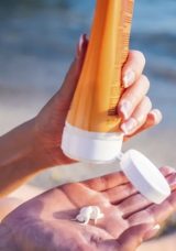 G&uuml;neş Kreminde SPF Nedir? G&uuml;neş Kreminde 30 ve 50 SPF Arasındaki Fark Nedir, Hangisi Daha Koruyucu?