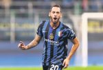Hakan Çalhanoğlu Masaya Oturuyor!