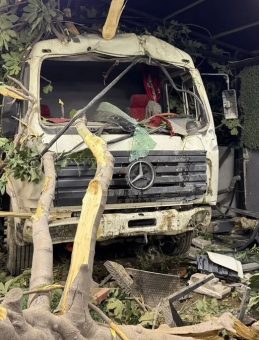 Hatay'da faciadan dönüldü! Tonlarca ağırlıkta yük taşıyan kamyon bahçeye uçtu