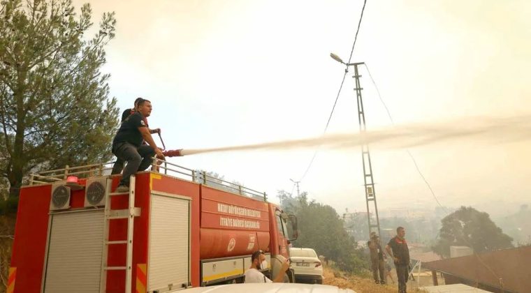 Hatay’da Orman Yangını Devam Ediyor: Karadan ve Havadan Müdahale Sürüyor