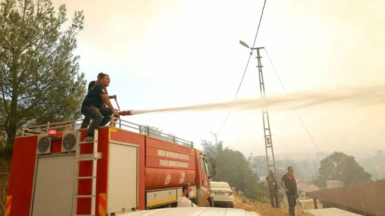 Hatay’da Orman Yangını Devam Ediyor: Karadan ve Havadan Müdahale Sürüyor