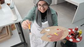 Hayal G&uuml;c&uuml; Sınır Tanımıyor: 23 Yaşındaki Gen&ccedil; Kız, &Ouml;zel Gereksinimlerine Rağmen Onlarca Tabloya İmza Attı