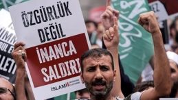 Hazreti Muhammed'in Karikatür Çizimini Yayımlayan Dergi Protesto Edildi