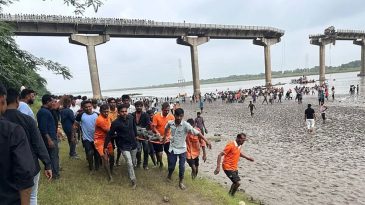 Hindistan'da K&ouml;pr&uuml; &Ccedil;&ouml;kt&uuml;: Ara&ccedil;lar Sulara Dakikalar İ&ccedil;inde Daldı