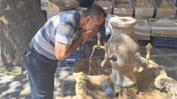Hissedilen sıcaklık 50 dereceye &ccedil;ıktı! Vatandaş &ccedil;eşme başından ayrılamıyor