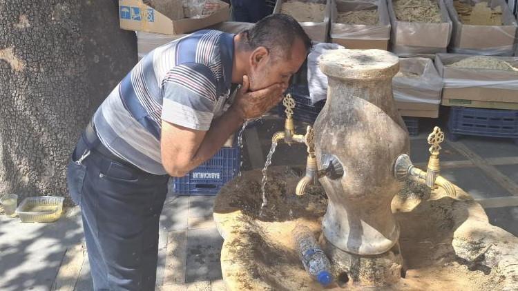 Hissedilen sıcaklık 50 dereceye çıktı! Vatandaş çeşme başından ayrılamıyor