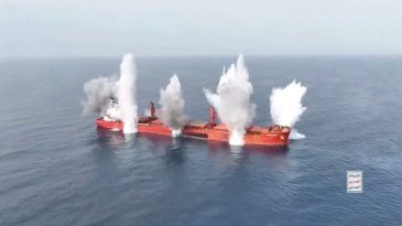 Husiler'den Ticari Gemilere Saldırı: O Anlara Ait G&ouml;r&uuml;nt&uuml;ler Yayınlandı