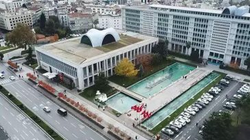 İBB'ye Y&ouml;nelik Yolsuzluk Soruşturmasında G&ouml;zaltına Alınan 17 Zanlı Adliyeye Sevk Edildi