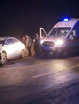 İki otomobil kafa kafa çarpıştı: 4 yaralı