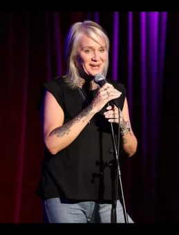 İngiliz Komedyen Cerys Nelmes Hırsızlık Şüphesiyle Gözaltına Alındı