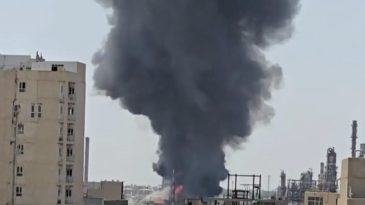 İran&rsquo;da Petrol Rafinerisi Yangınla Sarsıldı: Duman Bulutları G&ouml;ky&uuml;z&uuml;n&uuml; Kapladı