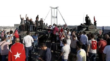 İstanbul 2 Nolu Barosu'ndan 15 Temmuz i&ccedil;in anma y&uuml;r&uuml;y&uuml;ş&uuml;: Halkın yazdığı demokrasi destanına anlamlı destek!