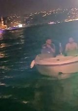 İstanbul Boğazı'nda kurtarma operasyonu! Kontrols&uuml;z şekilde s&uuml;r&uuml;klenen teknedeki 2 kişiye ulaşıldı