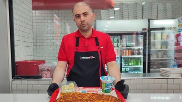 İstanbul'da 'b&ouml;yle esnaflar da varmış' dedirten fiyat tablosu | 2 lahmacun 1 ayranın &uuml;cret şaşkına &ccedil;eviriyor… 'Dede nasihatini uyguluyoruz'