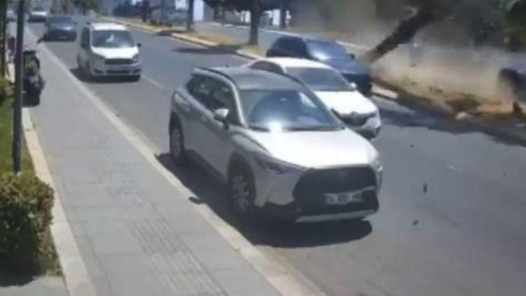 İstanbul’da Feci Kaza! Ağaca Çarpıp Karşı Şeride Geçti: 4 Yaralı