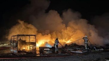 İstanbul&rsquo;da Lastik Deposunda Yangın &Ccedil;ıktı