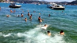 İstanbul&rsquo;da Sıcak ve Nemli Hava Etkili Olmaya Devam Ediyor