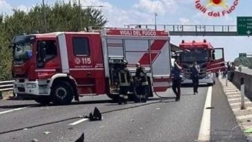 İtalya'da Otoyola U&ccedil;ak D&uuml;şt&uuml;: 2 Kişi Hayatını Kaybetti