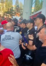 İzmir B&uuml;y&uuml;kşehir Belediye Meclis Toplantısı &Ouml;ncesi Arbede