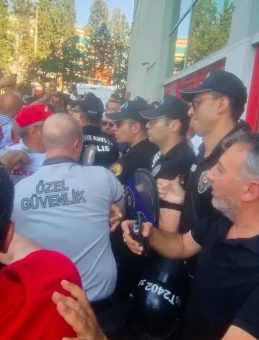 İzmir Büyükşehir Belediye Meclis Toplantısı Öncesi Arbede