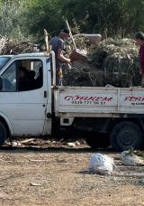 İzmir'in Pop&uuml;ler Tatil Noktası G&uuml;m&uuml;ld&uuml;r'deki &Ccedil;&ouml;pl&uuml;k Tepkileri Tetikliyor