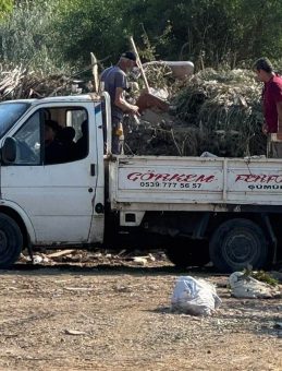 İzmir'in Popüler Tatil Noktası Gümüldür'deki Çöplük Tepkileri Tetikliyor