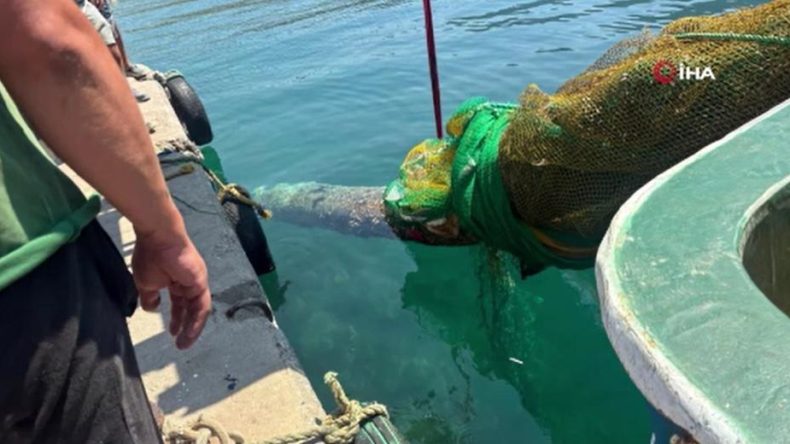 İzmir'de Balıkçı Ağına Denizaltı Torpidosu Takıldı