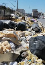 İzmir'de Pes Dedirten Manzara: Vatandaşlar Şehrin Ortasında Biriken &Ccedil;&ouml;p Yığınlarına Tepki G&ouml;sterdi!