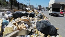İzmir'de Pes Dedirten Manzara: Vatandaşlar Şehrin Ortasında Biriken Çöp Yığınlarına Tepki Gösterdi!