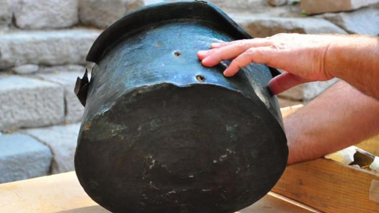 İzmir'deki kazı alanında tarihi bir keşif: 1.400 yıllık bronz kazan bulundu!