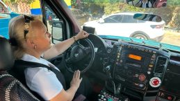 İzmir’in Tek Kadın Minibüs Şoförü Hatice, 16 Yıldır Dolmuş Kullanıyor