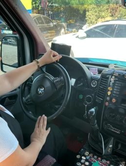 İzmir’in Tek Kadın Minibüs Şoförü Hatice, 16 Yıldır Dolmuş Kullanıyor