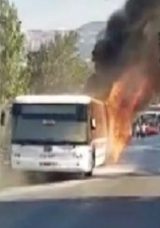 İzmir&rsquo;de Belediye Otob&uuml;s&uuml; Alev Alev Yandı: Yolcular B&uuml;y&uuml;k Tehlike Atlattı!