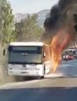 İzmir’de Belediye Otobüsü Alev Alev Yandı: Yolcular Büyük Tehlike Atlattı!